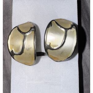 -EARRINGS VTG Vintage Beige Enamel Swirl Metal Gold Tone Earrings Huggie